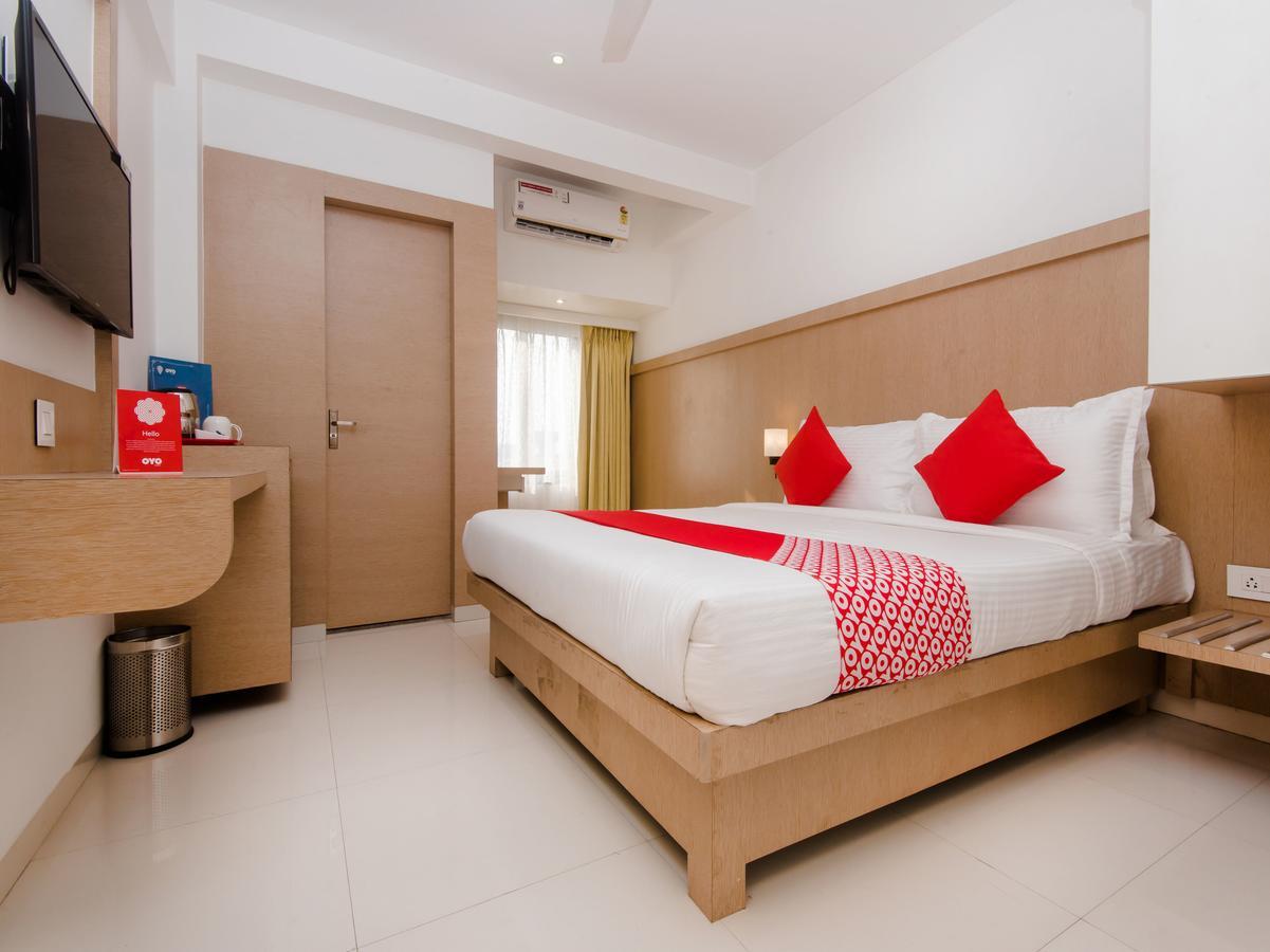 Oyo 13089 Hotel Gold Crest Nova Bombaim Exterior foto